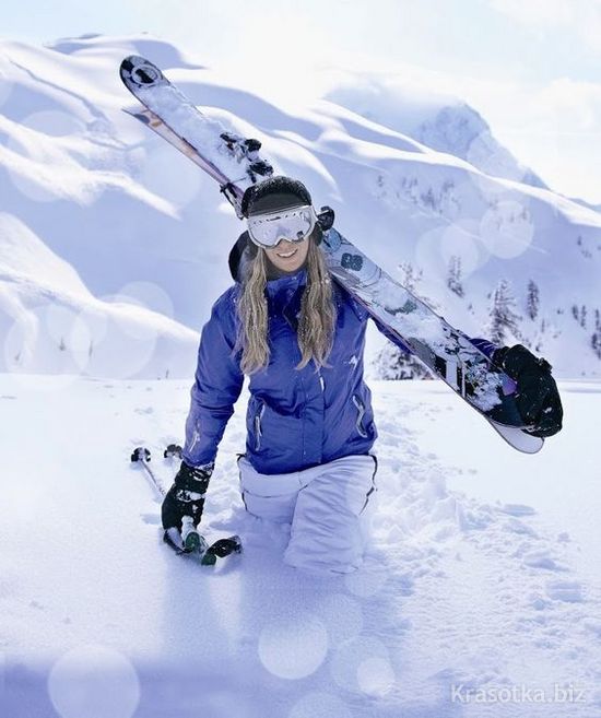Женщина с лыжами