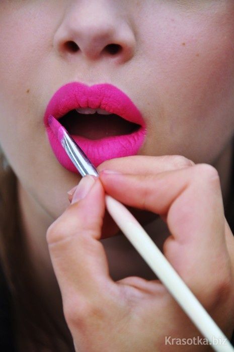 Девушке красят губы