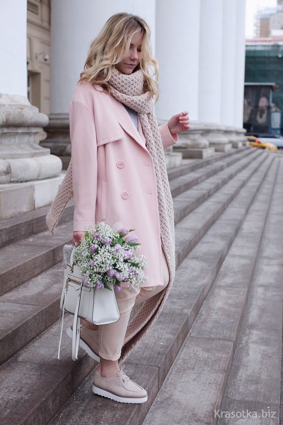 С чем носить розовое пальто женщине