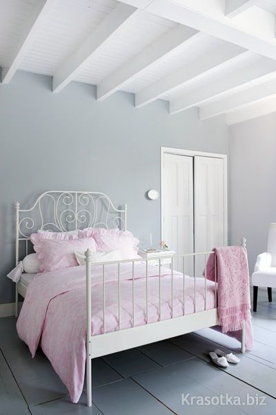Металлическая кровать в интерьере спальни