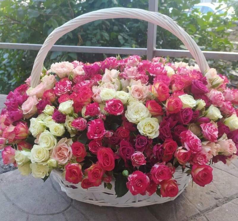Цветы в корзине