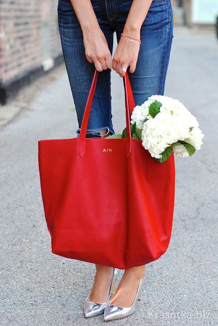 С чем носить красную сумку: сочетания
